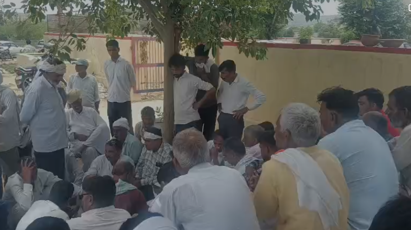 बासनी गांव में किसान की हत्या के बाद मौके पर जुटे ग्रामीण