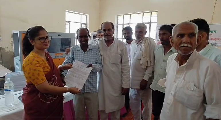 अलवर तुलेड़ा ग्रामीण सेवा शिविर में विरोध करते ग्रामीण और पुलिस मौजूद