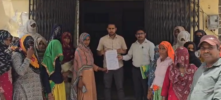 रामगढ़ उपखंड कार्यालय पर जर्जर सड़क को लेकर प्रदर्शन करते ग्रामीण और महिलाएं