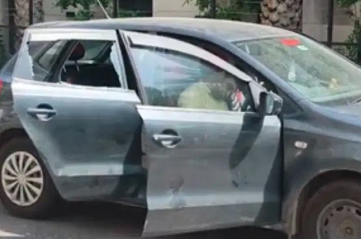 जयपुर में सड़क किनारे खड़ी कार में रेजिडेंट डॉक्टर का शव मिलने के बाद पुलिस और FSL टीम जांच करती हुई