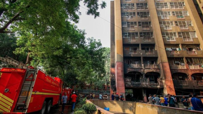 दिल्ली के केशव पुरम में चार मंजिला इमारत में लगी आग का दृश्य