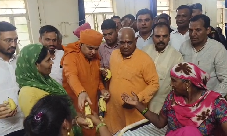 टपूकड़ा सीएचसी में मरीजों को फल वितरित करते भाजपा कार्यकर्ता