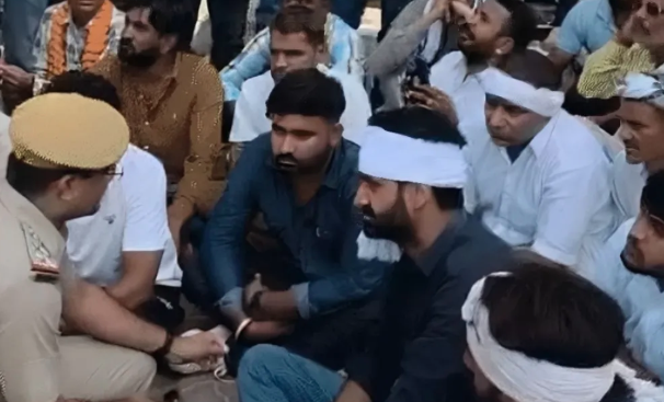 अजमेर जेएलएन अस्पताल के बाहर धरने पर बैठे जगन गुर्जर के परिजन
