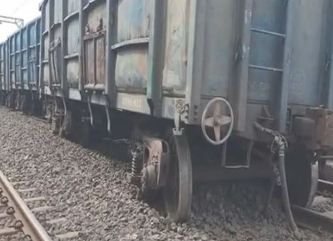 करगी रोड स्टेशन पर मालगाड़ी के 3 डिब्बे पटरी से उतरे
