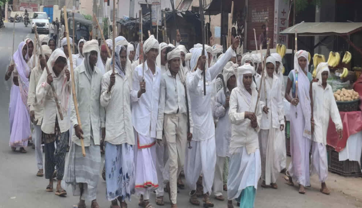 डूंगरपुर में धाड़ परंपरा, पुरुष वेश में निकलीं महिलाएं