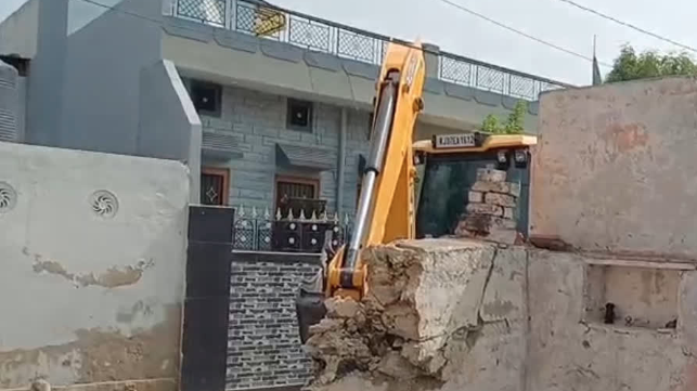 डीडवाना में हिस्ट्रीशीटर दिनेश स्वामी के घर चला बुलडोजर