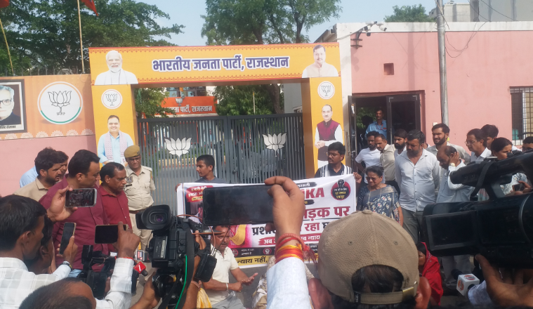 जयपुर: युवती मौत मामले में CBI जांच की मांग, धरना