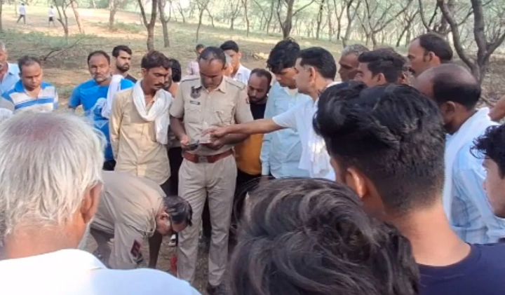 जयपुर के चौमूं में पेड़ से लटका मिला युवक का शव