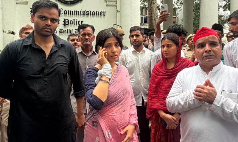 NEET मुद्दे पर प्रदर्शन, सपा का दावा- डिंपल यादव हिरासत में