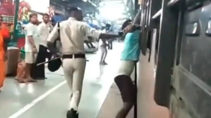 खगड़िया ट्रेन में मोबाइल चोर 8 KM तक खिड़की से लटका