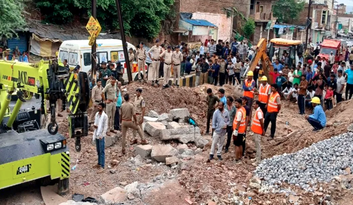 ग्वालियर में 15 फीट ऊंची दीवार गिरी, महिला की मौत