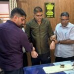 Ajmer News: सीट कवर विवाद में थाने पहुंचे वकील को जमीन पर बैठाया, फोटो वायरल होते ही मचा बवाल